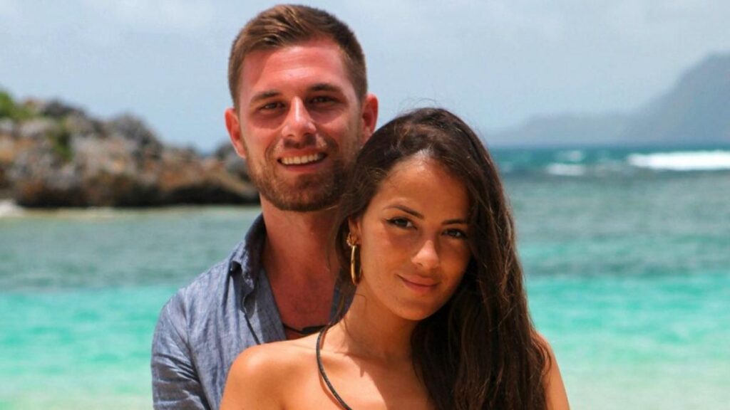 Pareja con el mar de fondo